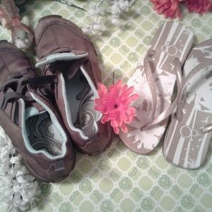 2 pr of comforta shoes, 1 tennis shoe, 1 flip flop